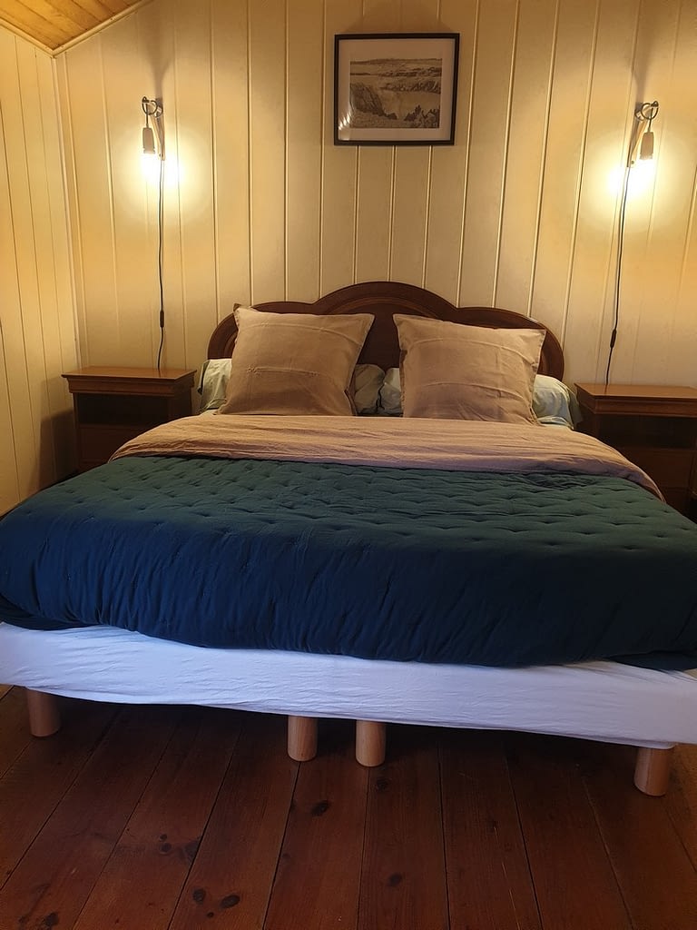 lit double d'une chambre familiale a douarnenez