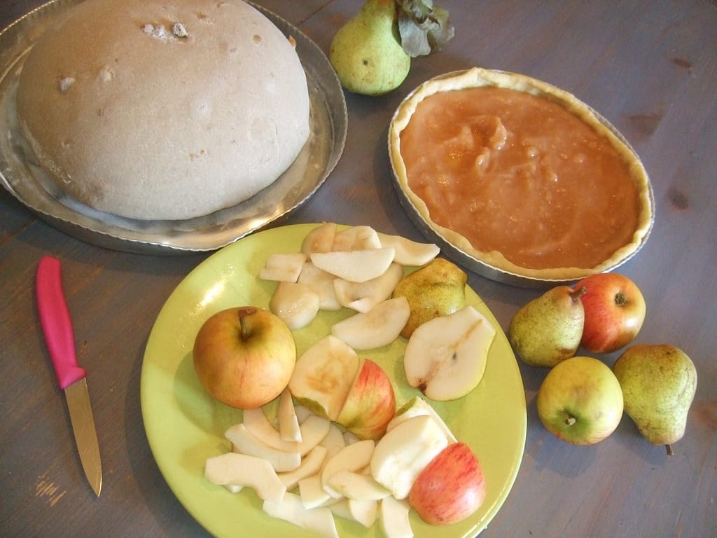 Pâte à pain et tarte aux pommes pour petit déjeuner fait maison