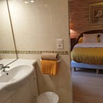salle de bains dans la chambre d'hotes à kerioret izella