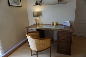 le bureau chambre double avec grand lit 180x200