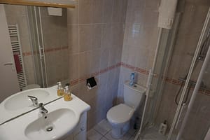 Salle de bains d'une chambre double finistère